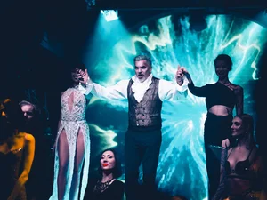 Männer und Frauen vor einem Portal.