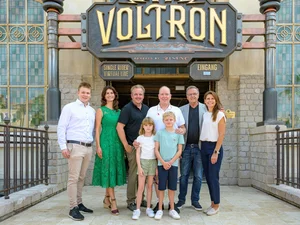V.l.n.r.: Frederik Mack, Miriam Mack, Michael Mack, Fürst Albert von Monaco mit seinen zwei Kindern, Roland Mack und Ann-Kathrin Mack vor der Attraktion Voltron Nevera powered by Rimac im Europa-Park. 