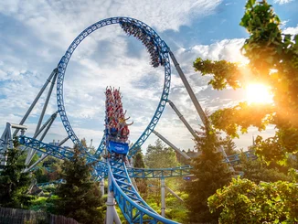Besucher fahren blue fire Megacoaster im Europa-Park.