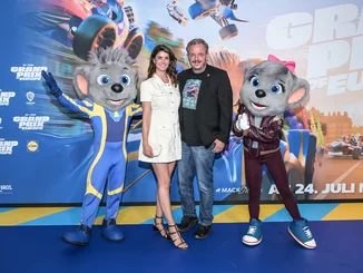 Michael und seine Frau Miriam Mack bei der Kinopremiere von GRAND PRIX OF EUROPE. Neben ihnen stehen Ed & Edda, die Maskottchen des Europa-Park.