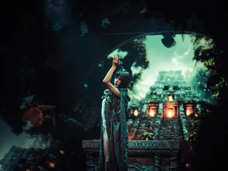 Eine Show mit einer Frau in einer dunklen Atmosphäre.