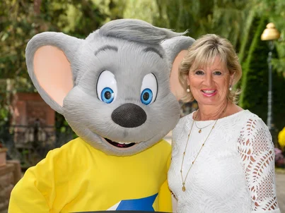 Mauritia Mack, Gründerin des Vereins Einfach Helfen e. V. und Ed Euromaus. 