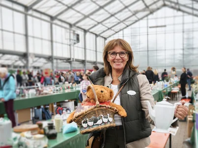 Marianne Mack beim großen Charity-Flohmarkt in der Europa-Park Gärtnerei.