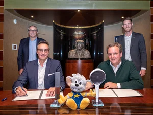 Nicolas Mack, Michael Mack, Hans Jürgen Kalmbach und Frank Semling der Hansgrohe SE bei der Vertragsverlängerung.