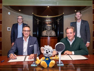 Nicolas Mack, Michael Mack, Hans Jürgen Kalmbach und Frank Semling der Hansgrohe SE bei der Vertragsverlängerung.