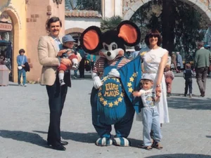 Der junge Roland Mack und seine Frau Marianne Mack mit ihren kleinen Kindern und der Euromaus.