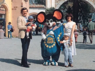 Der junge Roland Mack und seine Frau Marianne Mack mit ihren kleinen Kindern und der Euromaus.