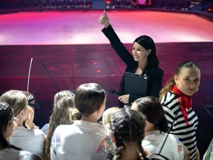 Katja Mack gibt bei einer Probe einen Daumen hoch. 