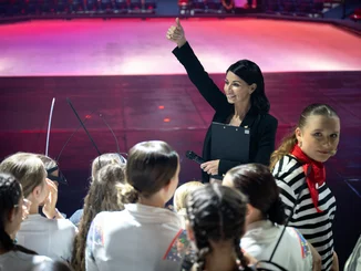Katja Mack gibt bei einer Probe einen Daumen hoch. 