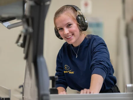 Handwerkerin des Europa-Park Erlebnis-Resorts bei der Arbeit.