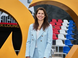 Ann-Kathrin Mack vor der Attraktion GRAND PRIX EDventure im Europa-Park.