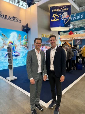 Thomas und Nicolas Mack vor dem Messestand des Europa-Park Erlebnis-Resorts auf der CMT in Stuttgart.