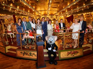 Die komplette Familie Mack auf dem historischen Karussell  "Eden Palladium" im Europa-Park Confertainment Center.