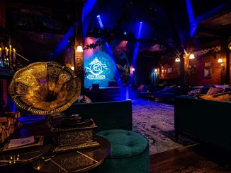 Der Innenraum von Eden Manor mit einer einzigartigen dunklen Atmosphäre.