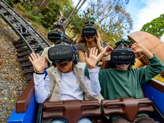 Menschen mit einer VR-Brille während der Fahrt mit dem Alpenexpress.