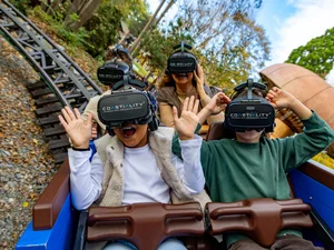 Menschen mit einer VR-Brille während der Fahrt mit dem Alpenexpress.