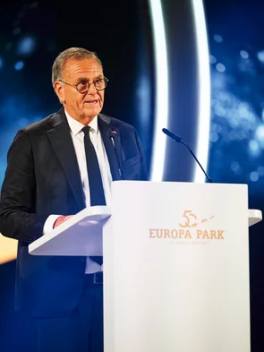 Roland Mack hält eine Rede auf der Bühne der Jubiläumsgala zum 50. Geburtstag des Europa-Park.