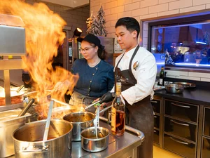 Zwei Köche bei der Arbeit während der Küchenparty im Europa-Park Erlebnis-Resort.