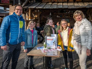 Mauritia Mack und Bürgermeister Kai-Achim Klare gemeinsam mit jungen Helferinnen bei eine Spendenaktion für die Ukraine. 