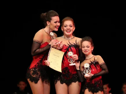 Drei Nachwuchskünstler der TALENT ACADEMY Europa-Park freuen sich über eine Auszeichnung.