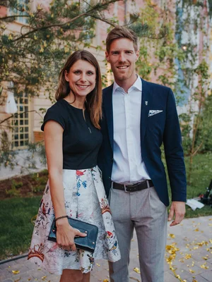 Ann-Kathrin und Nikolas Mack stehen gemeinsam vor dem 4-Sterne Superior Erlebnishotel "Krønasår".