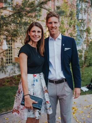 Ann-Kathrin und Nikolas Mack stehen gemeinsam vor dem 4-Sterne Superior Erlebnishotel "Krønasår".