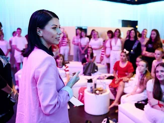 Katja Mack spricht backstage ihren Schützlingen Mut vor der großen Show zu.