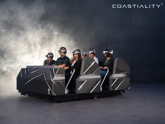 Fahrgäste sitzen in dem Flowryde, ausgestattet mit VR-Headsets.