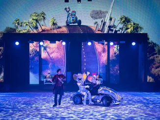Die Eisshow Surpr'Ice Presents THE RACE - Ed vs. Nachtkrabb im Europa-Park. Ed & Edda auf einem Rennwagen auf dem Eis.