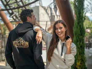 Pärchen trägt den stylischen Voltron Nevera Hoodie bei Ihrem Besuch im Europa-Park.