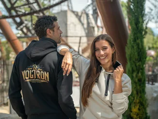Pärchen trägt den stylischen Voltron Nevera Hoodie bei Ihrem Besuch im Europa-Park.