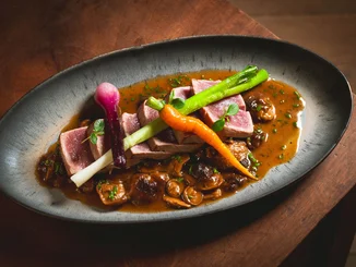 Nahaufnahme eines kunstvoll angerichteten Gourmet-Gangs im Restaurant Amitié – La Cuisine du Château.