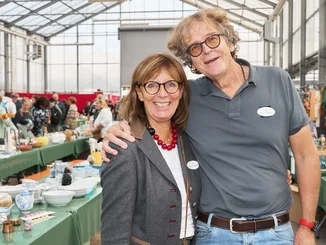 Marianne Mack und ein Teammitglied beim Charity-Flohmarkt des Santa Isabel e. V. im Europa-Park Erlebnis-Resort. 
