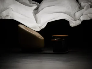 Ein weißes Tuch schwebt über dem einzigartigen Floating Chair von Eatrenalin. 