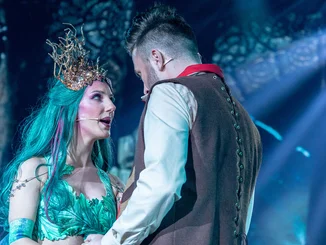 Zwei Schauspieler, welche die Meerjungfrau Kailani und den Schiffsjungen Fin verkörpern, auf der Bühne des Europa-Park Teatro.