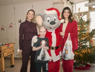Miriam Mack und Ed Euromaus (als Weihnachtsmann verkleidet) besuchen Patienten einer Kinderkrebsklinik.