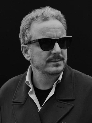 Schwarz-weiß Portrait von Michael Mack mit Sonnenbrille.