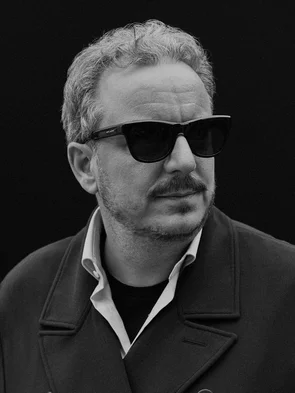 Schwarz-weiß Portrait von Michael Mack mit Sonnenbrille.