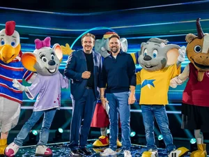 Michael Mack, Steven Gätjen und die Maskottchen des Europa-Park bei der MACK One Keynote.