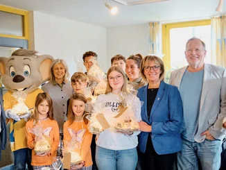 Marianne Mack verteilt gemeinsam mit Ed Euromaus im Namen des Fördervereins Santa Isabel e. V. Geschenke an die Kinder in der Krebsnachsorgeklinik Katharinenhöhe.