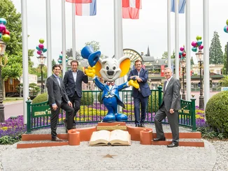 Thomas Mack, Michael Mack, Jürgen Mack und Roland Mack stehen um eine riesige Euromaus Skulptur vor dem Haupteingang des Europa-Park.