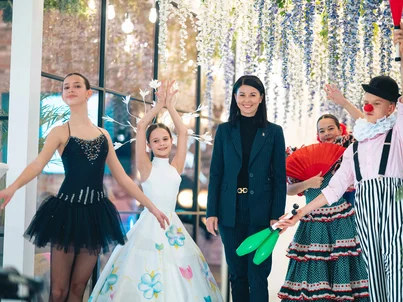 Katja Mack gemeinsam mit Kindern der TALENT ACADEMY Europa-Park.