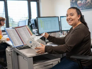Mitarbeiterin des Zentraleinkaufs im Europa-Park sitzt im Büro und arbeitet.