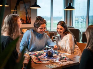 Freundesgruppe spielt das 50 Jahre Europa-Park Monopoly.