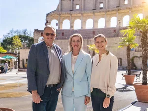 Roland Mack, Christine Schönhuber und Ann-Kathrin Mack im Innenhof des 4-Sterne Superior Erlebnishotels "Colosseo".