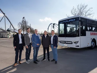 Kilian Elsasser, Nicolas Mack, Roland Mack, Thomas Knecht und Mark Westendorp stehen vor einem Reisebus.