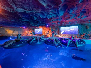 Familie sitzt in Schwimmreifen und lässt sich durch die Attraktion Snorri's Saga in Rulantica treiben.