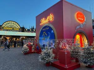 Der große, quadratische Lindor Cube steht vor dem Haupteingang des Europa-Park.