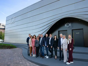 Die Familienmitglieder der siebten und achten Generation der Familie Mack vor dem Eatrenalin Gebäude.