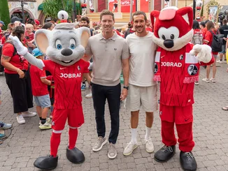 Nicolas Mack und Julian Schuster mit Ed und Füchsle beim SC Freiburg Fantag im Italienischen Themenbereich des Europa-Park. 
